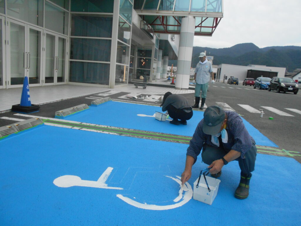 車椅子マーク駐車場すべてを全面青色に！