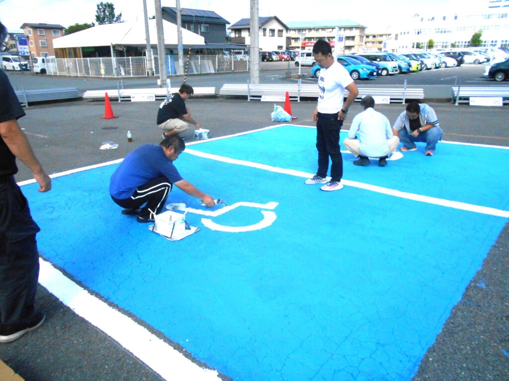 車椅子使用者は全面青色駐車場が必要です！